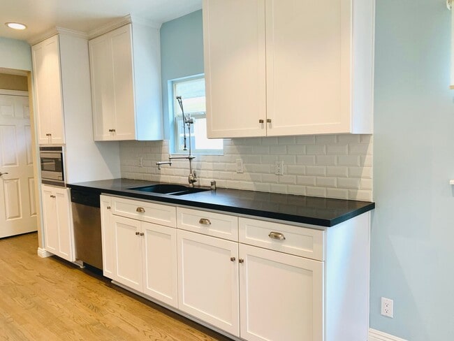 Building Photo - Gorgeous 3BD/2BA House in Hillcrest - Available NOW!