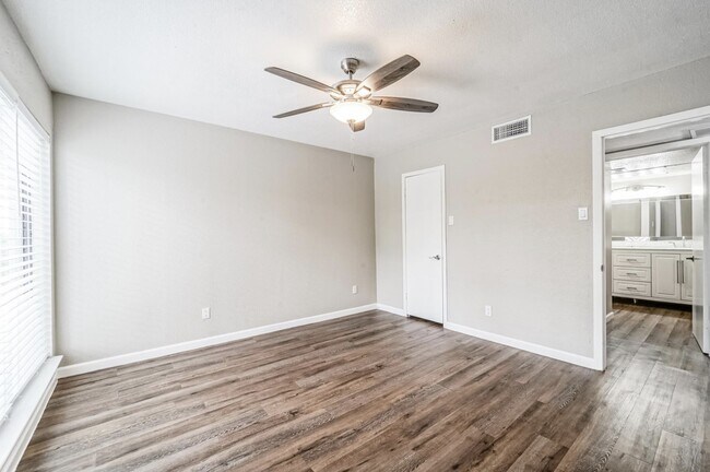 Building Photo - 2822 S Bartell Dr