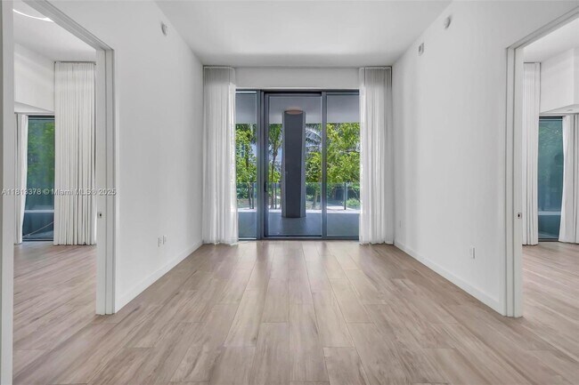 Building Photo - 2831 S Bayshore Dr