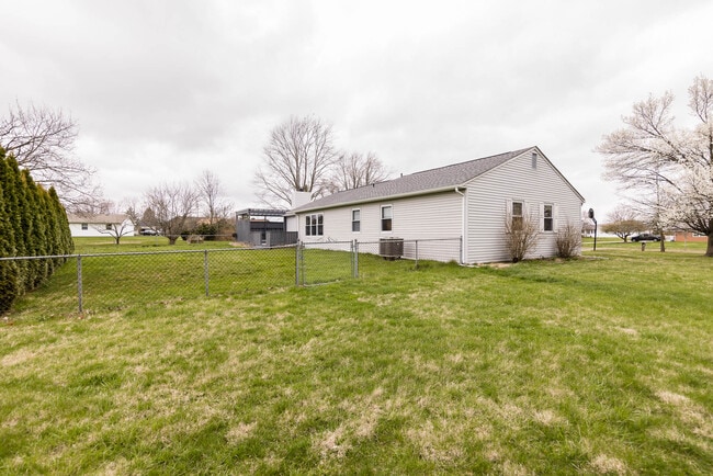Building Photo - 229 Topaz Ln
