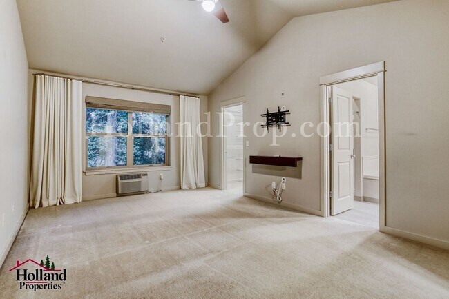 Building Photo - New Rent Price: $2,150 +$250 Off First 2 Full Months - Better Than New Light-Filled Townhome in H...