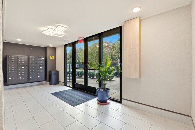 Building Photo - 4819 Caroline St