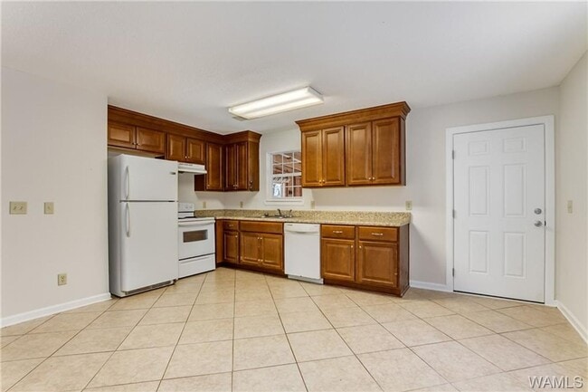 Building Photo - Nice 3 Bed 1.5 Bath Available Now! Call To...