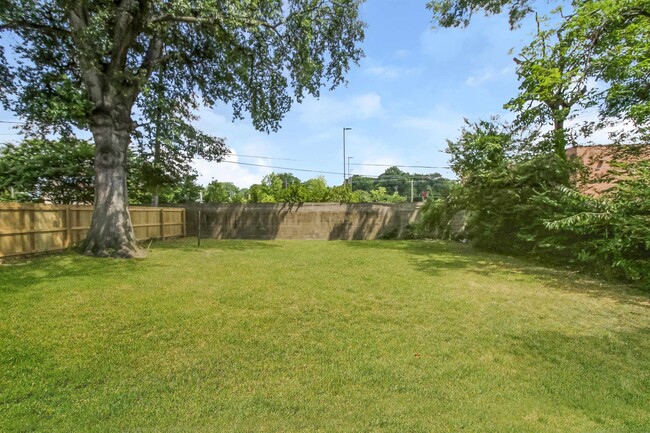 Building Photo - 4600 N Renshaw Dr
