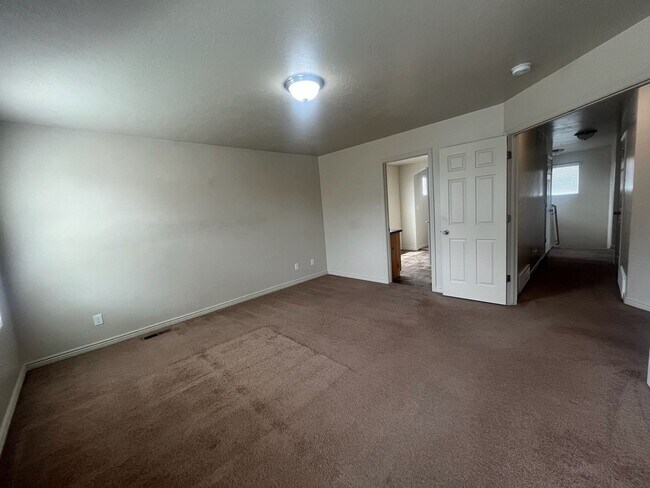 Building Photo - Lovely Home For Rent