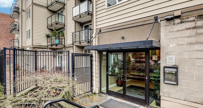 Building Photo - Exceptional Condo in Capitol Hill Available for Rent!