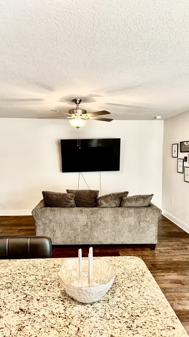 Building Photo - 211 Baycliff Dr