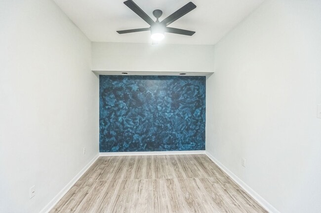 Building Photo - Bright & Spacious 3BR Townhome with Garage...