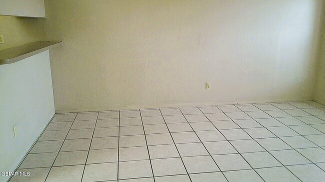 Building Photo - 3001 E Glen Dr