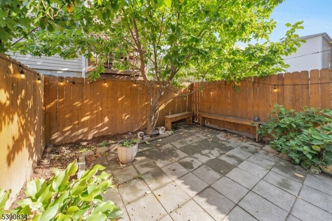 Building Photo - 13 2nd Ave