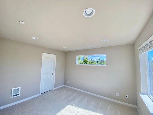 Building Photo - Beautiful Modern Townhome in Everett