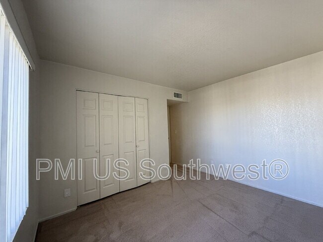 Building Photo - 1800 Club House Dr