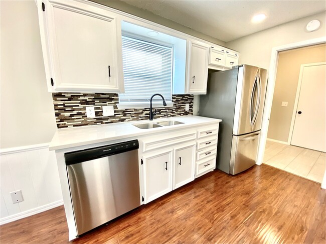 Building Photo - Freshly Updated! Roomy 3-Bedroom Home in J...