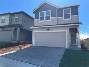 Building Photo - GORGEOUS 4 BED/2.5 BATH! HIGH END FINISHES ! SPACIOUS ROOMS ! FENCED BACK YARD !