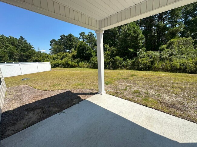 Building Photo - AMAZING LOCATION - 10 Minutes from both Su...