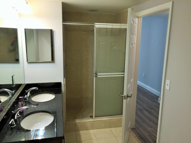 Building Photo - 4905 Midtown Ln