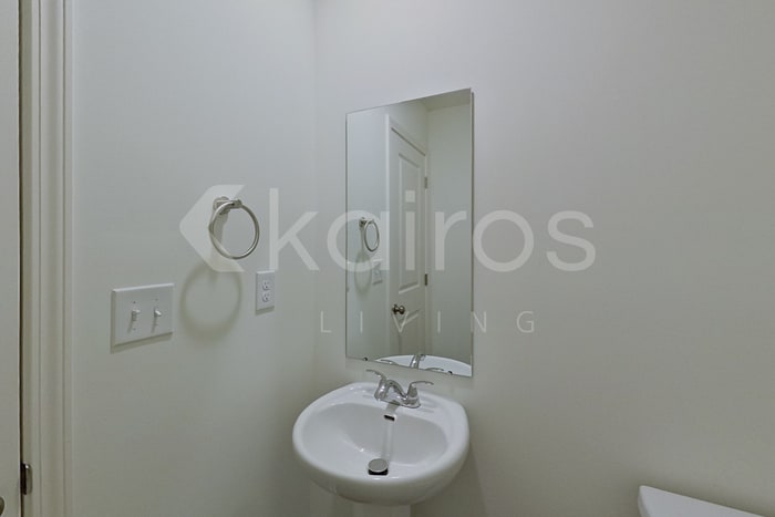 Building Photo - 12 Marbury Dr