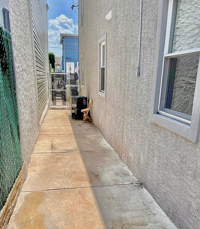 Building Photo - 2633 Fillmore St