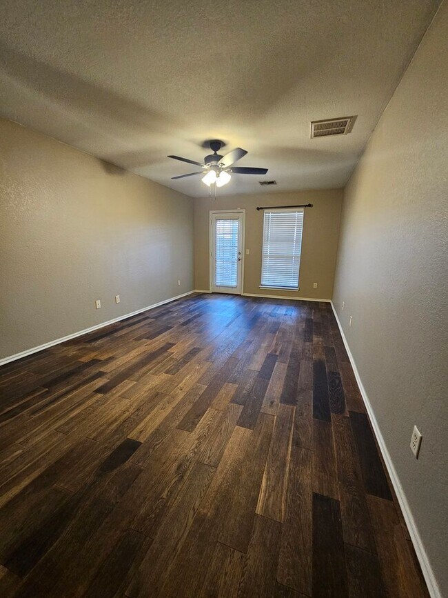 Building Photo - (3) Bed or (2)Bed + Bonus Room/(2.5) Bath in Moore Avail NOW! Pets Negotiable!