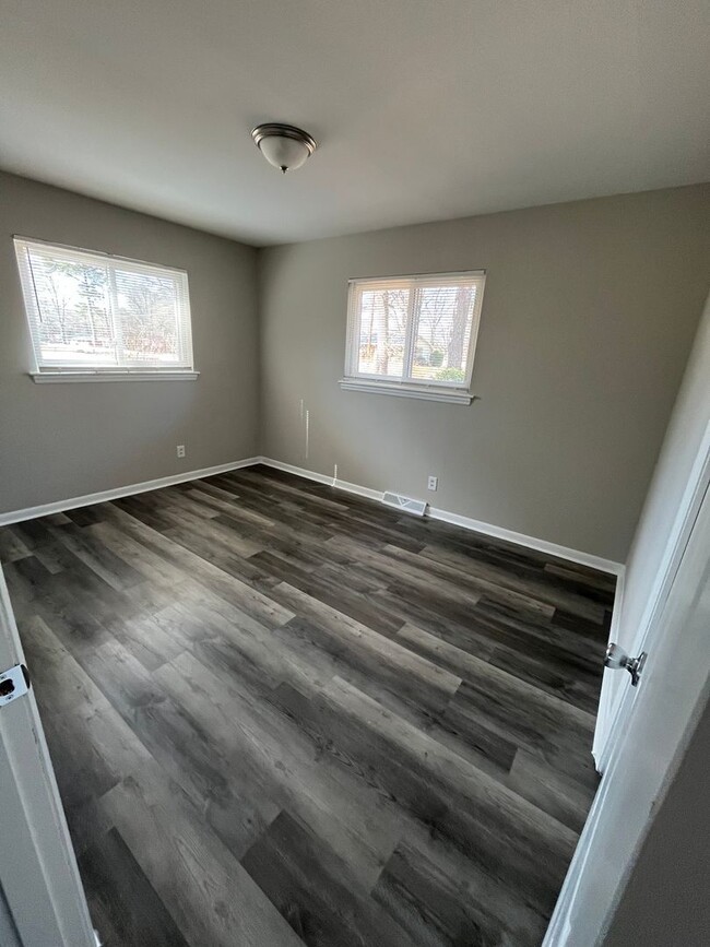 Building Photo - Updated great 3 bedroom house off Carver S...