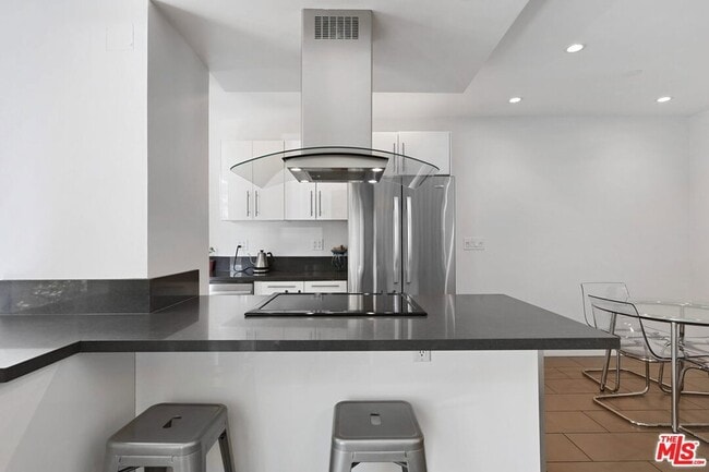 Building Photo - 7250 Franklin Ave