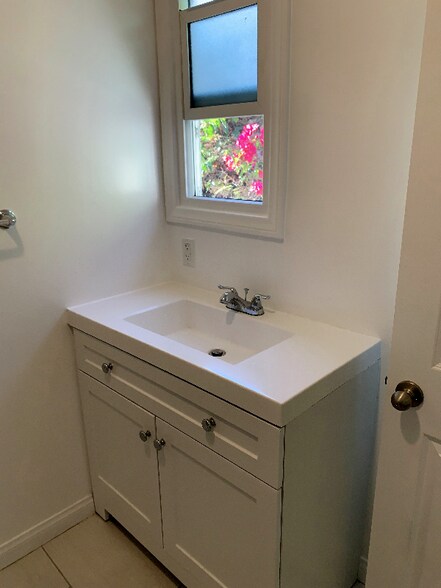 Building Photo - 2032 Vista Del Mar Ave