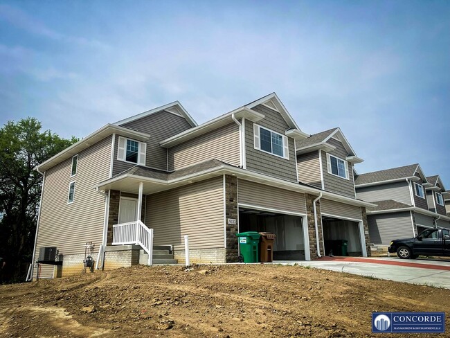 Primary Photo - Luxurious Townhome with Stunning Design, E...