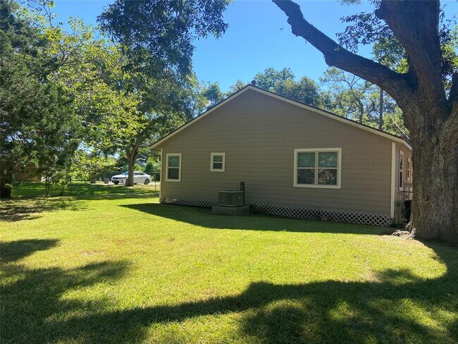 Building Photo - 540 Magnolia St