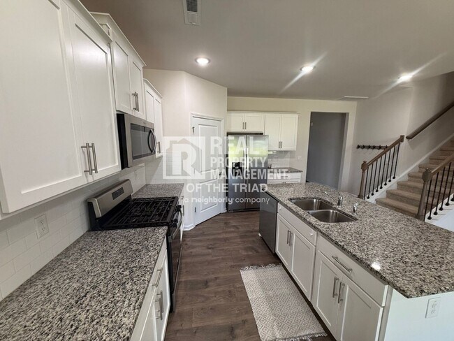 Building Photo - 4 Bedroom/3 Bath 2 Story House in Greensboro
