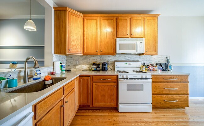 Building Photo - Comfortable Condo Living in Convenient Alexandria Location