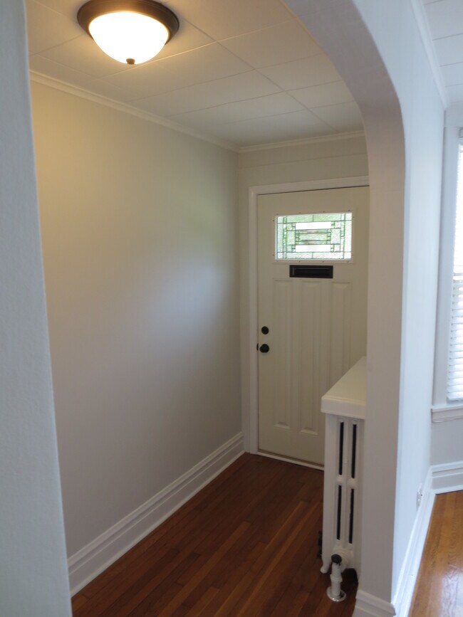 Entry - 2453 W Wilson Ave