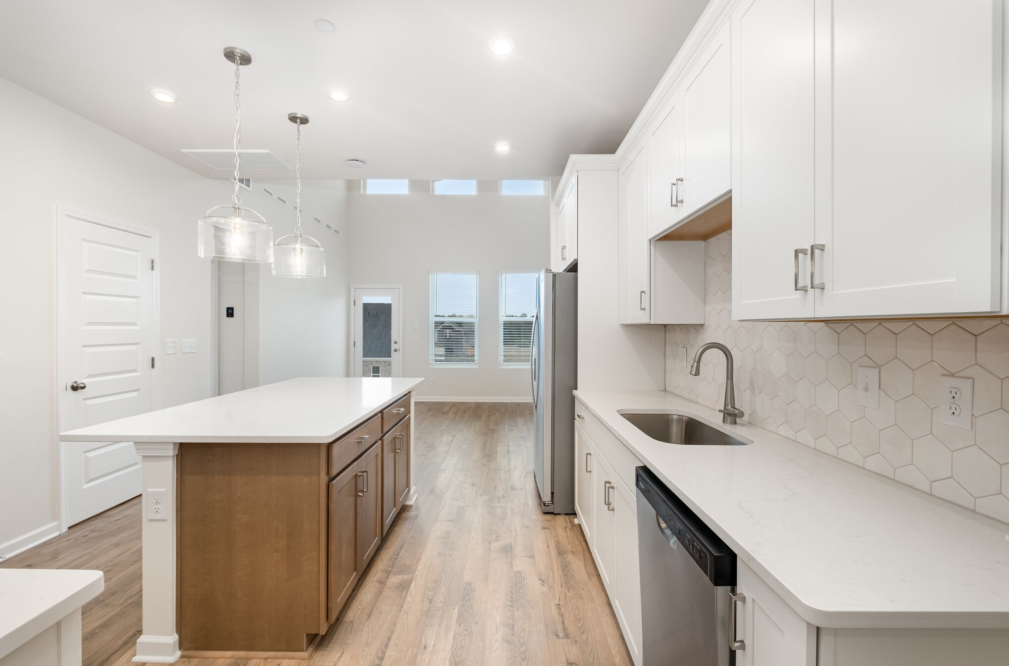 Building Photo - 605 Club View Way