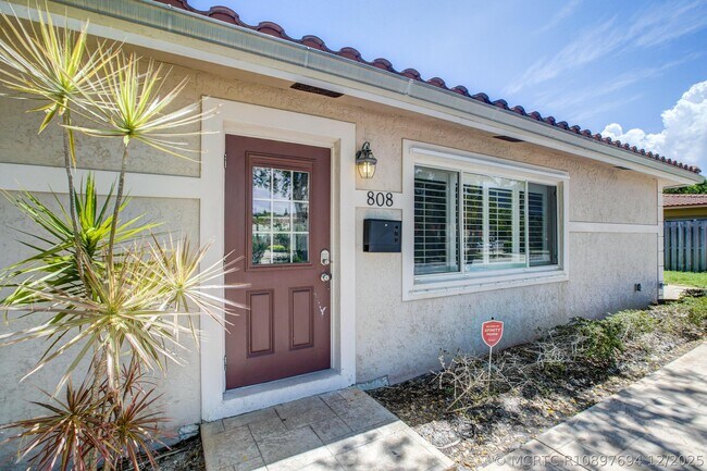 Building Photo - 808 SE 13th Ct