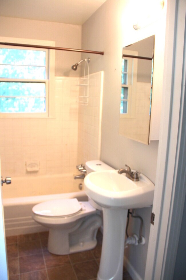 Building Photo - Donelson - Updated 2 bedroom 1 bath - tons of parking & storage!