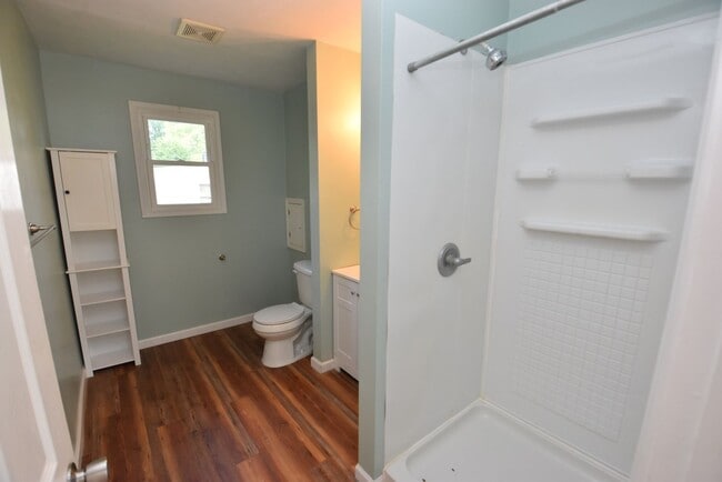 Building Photo - 4 bedroom 2 bath home close to UP Mall