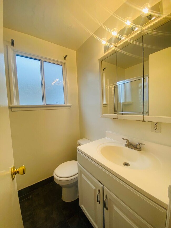 Interior Photo - 3730 Clarington Ave