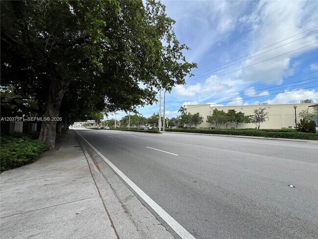 Building Photo - 6886 N Kendall Dr