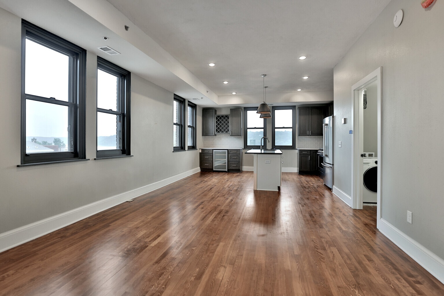 Building Photo - 107 Chestnut St E