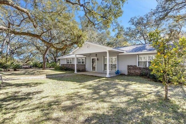Building Photo - Coastal 3 Bedroom Home Available Now!