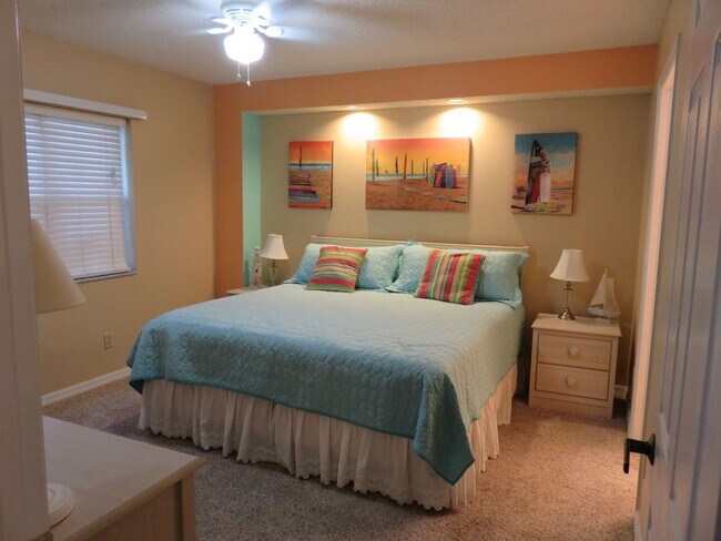 Building Photo - Turnkey 2/2 in a resort community golf and...