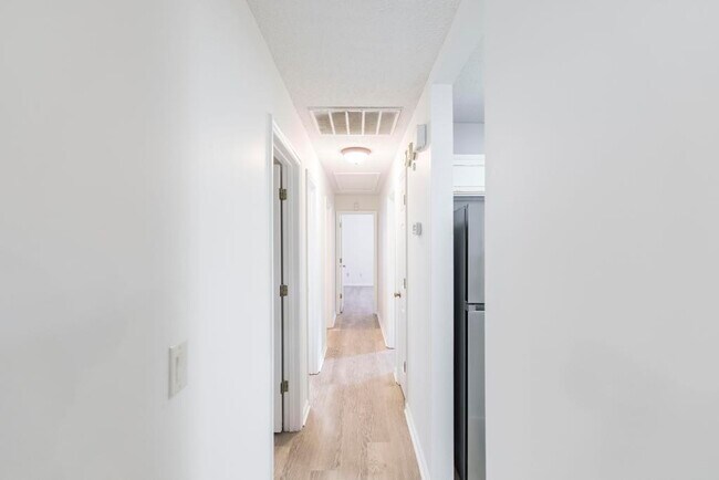 Building Photo - 103 Country Cove
