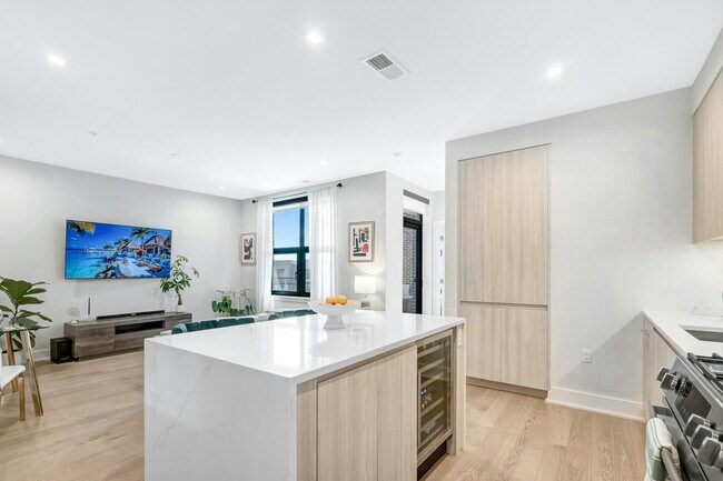 Building Photo - 701 Swann Ave