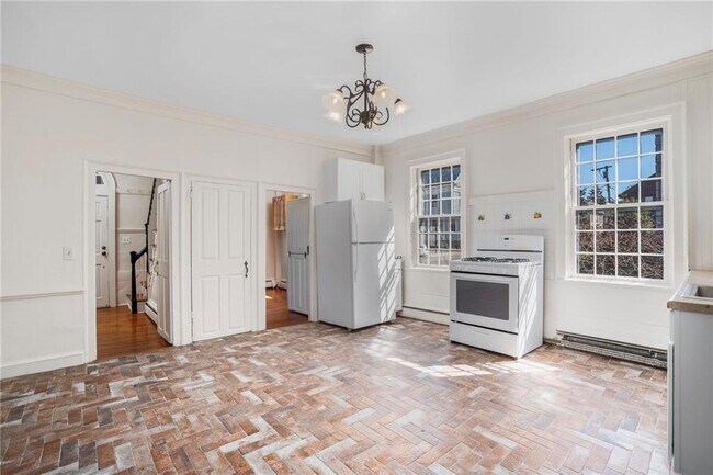 Building Photo - 14 Elm St