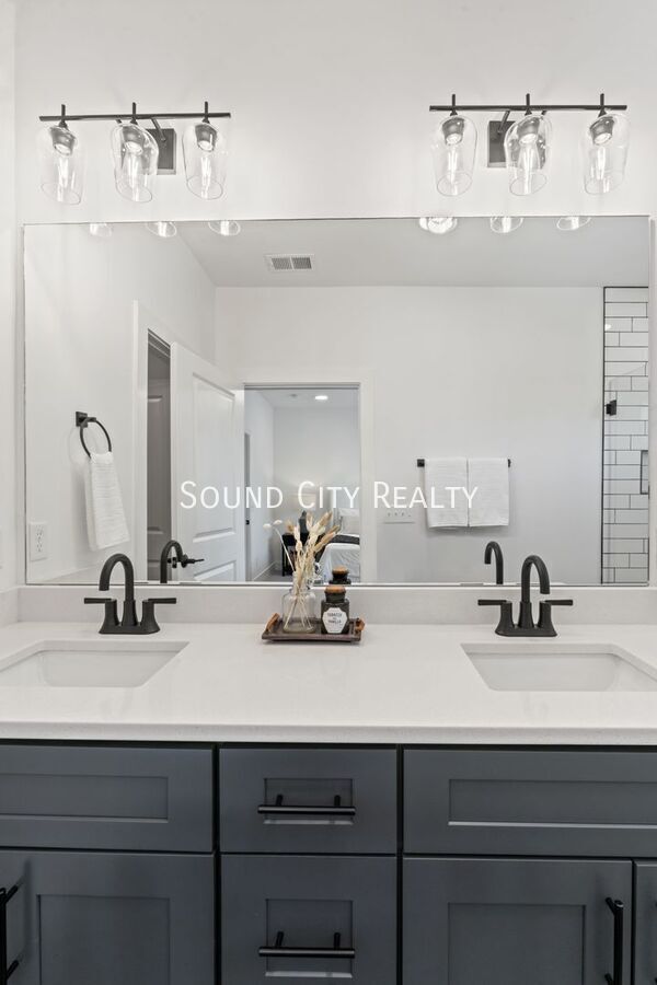 Building Photo - 700 N Dupont Ave