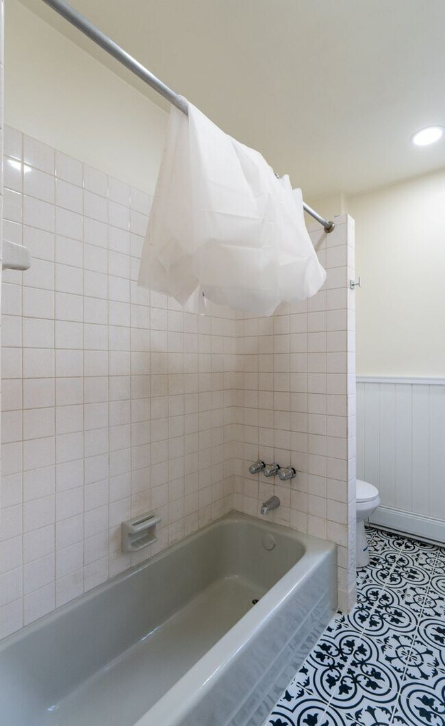 Building Photo - 5003 Pine St