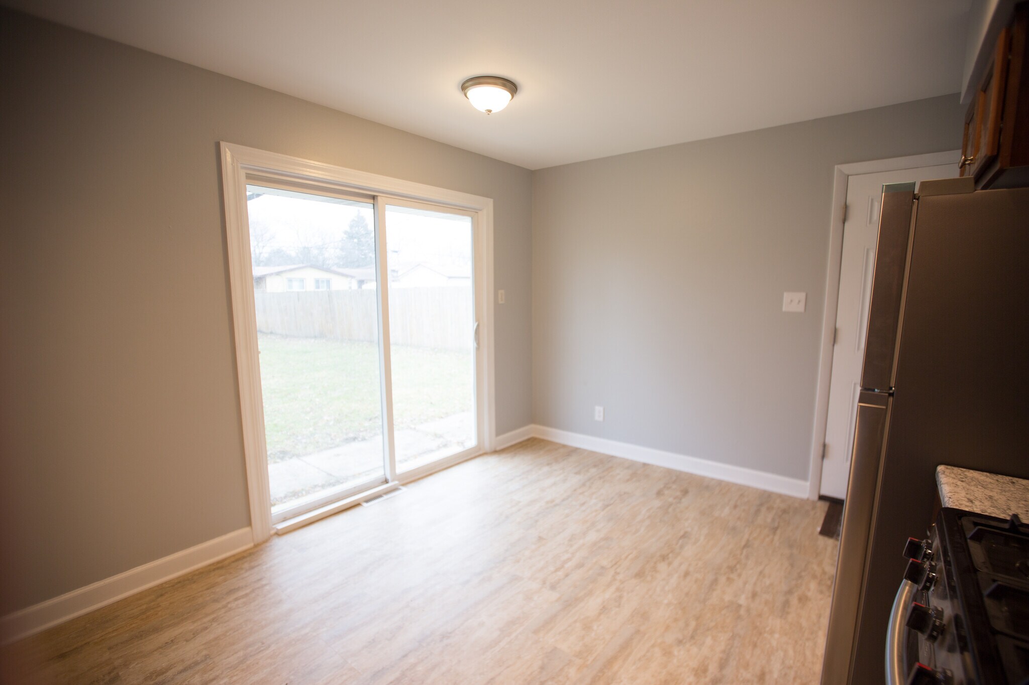 Dinning area in kitchen with view of yard. - 18909 Lorenz Ave