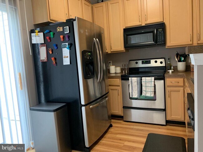 Building Photo - Charming Townhome-Style Condo with Garage ...