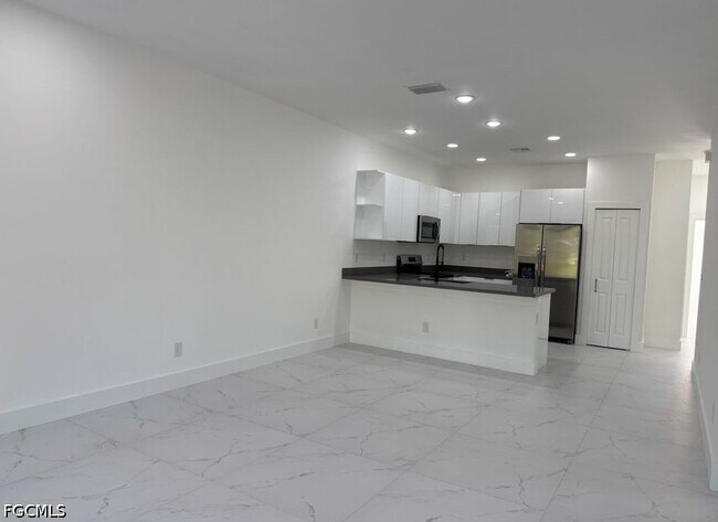 Building Photo - 404-406 Chalet Ave S