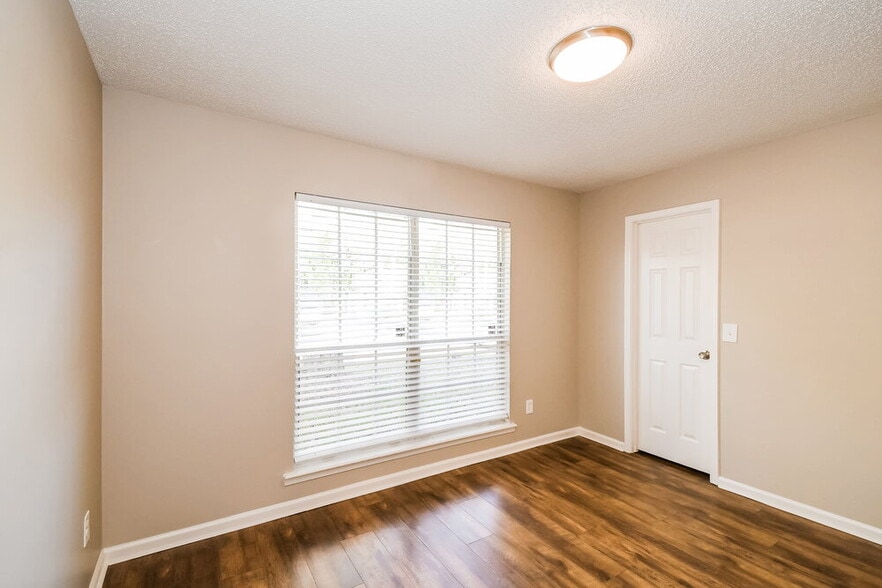 Building Photo - 11180 Barbizon Cir E