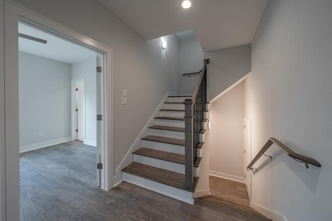 Building Photo - 1328 W 23rd St